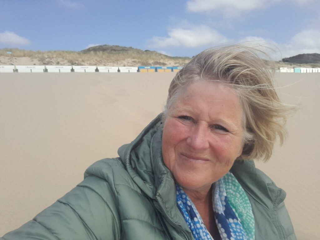 ik op strand in de wind