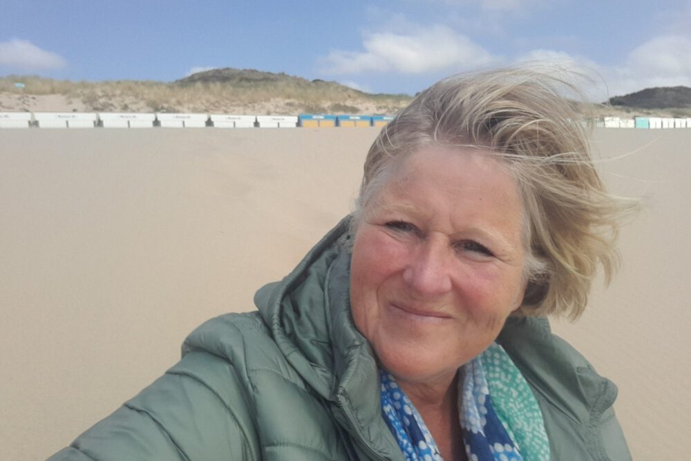 Ilse op strand in de wind